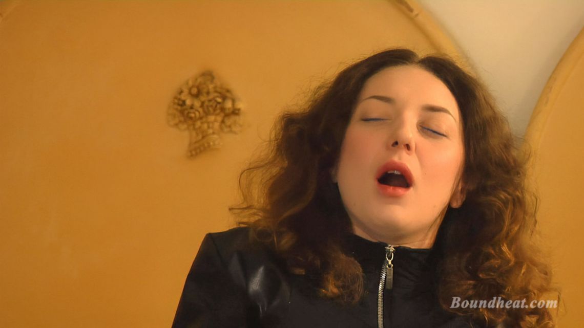 brunette lesbian orgasm